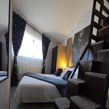 Theline Hotel Bukares Bagian luar foto