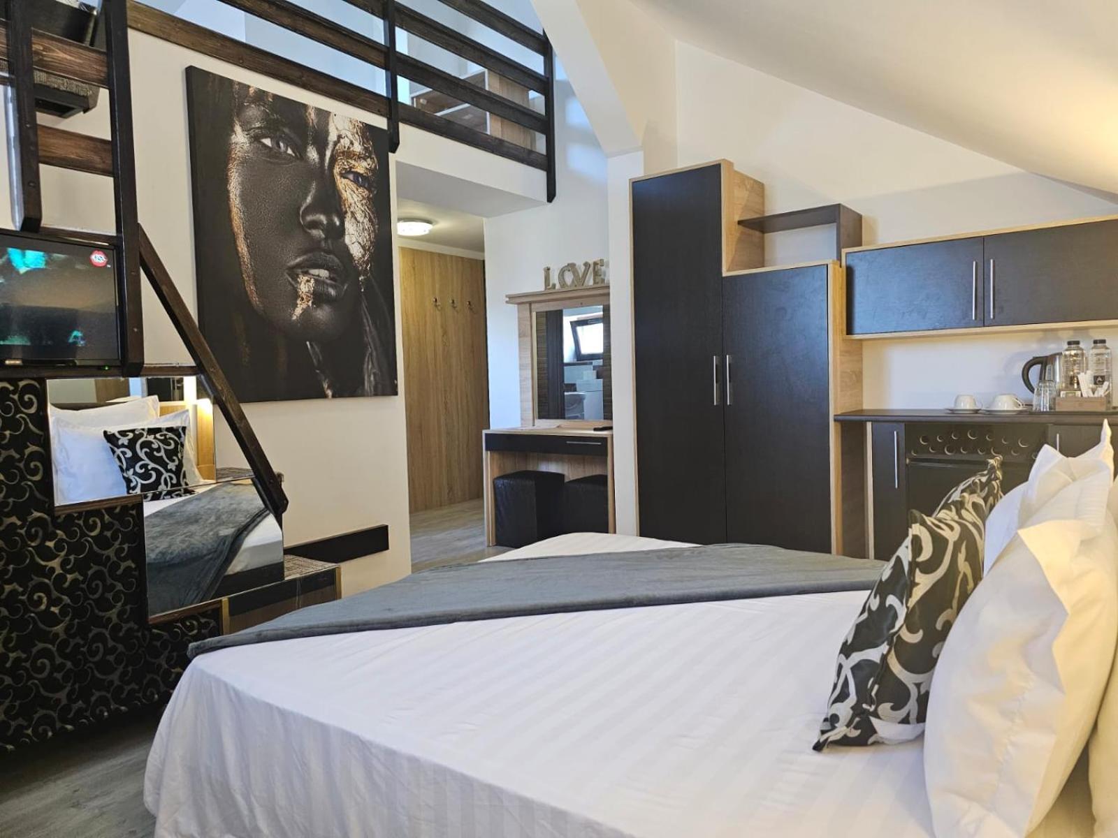 Theline Hotel Bukares Bagian luar foto