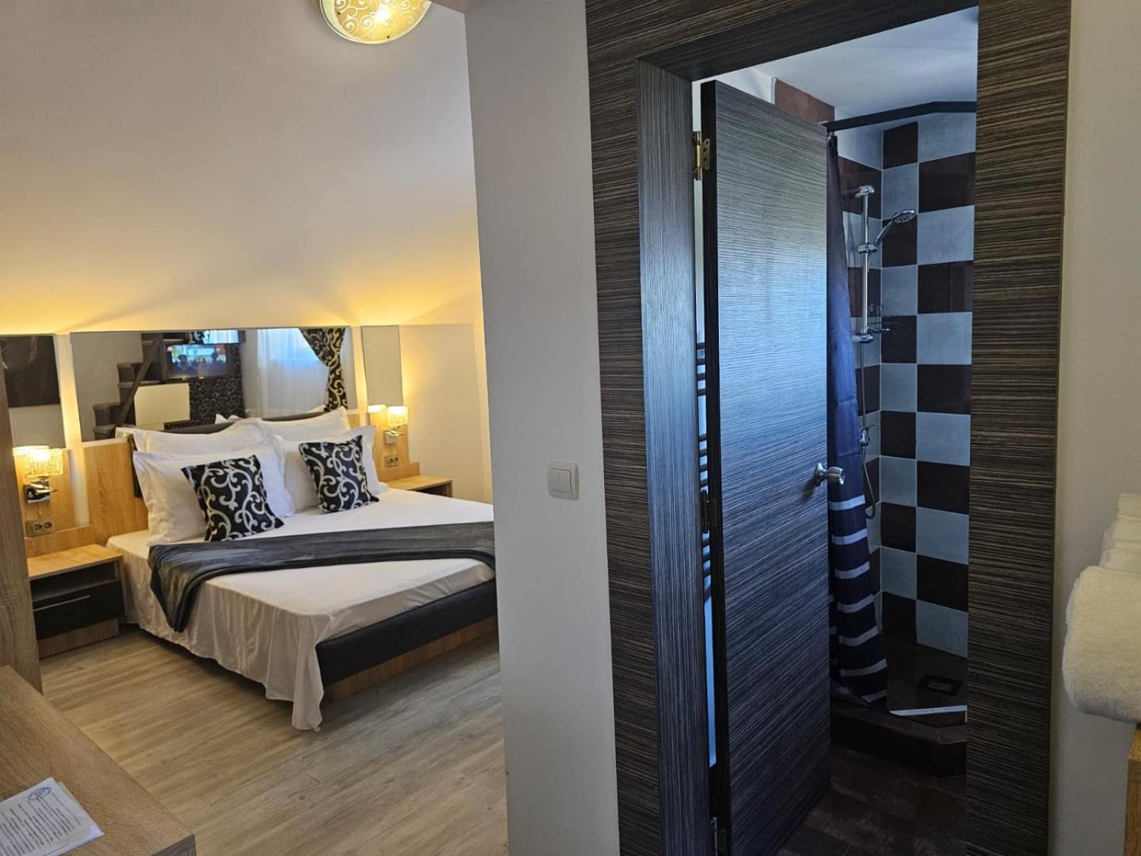 Theline Hotel Bukares Bagian luar foto