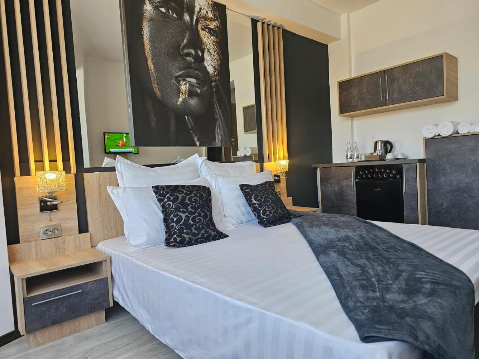 Theline Hotel Bukares Bagian luar foto