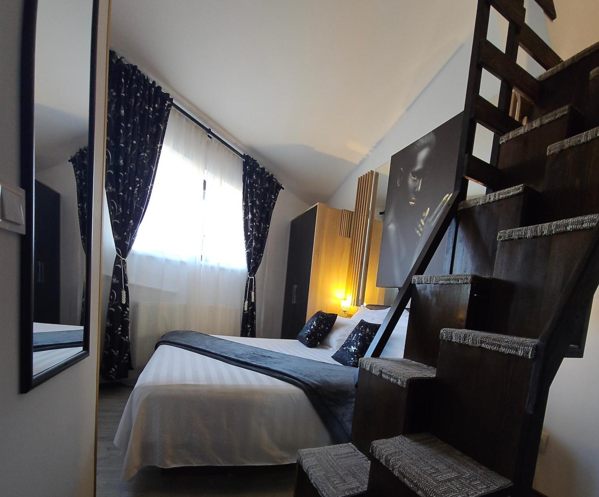 Theline Hotel Bukares Bagian luar foto